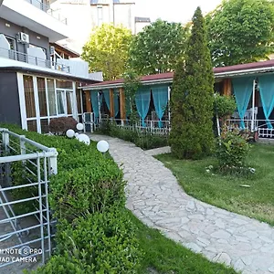 Danita & Diva Restaurant Bbq&pool Bar דירה וארנה